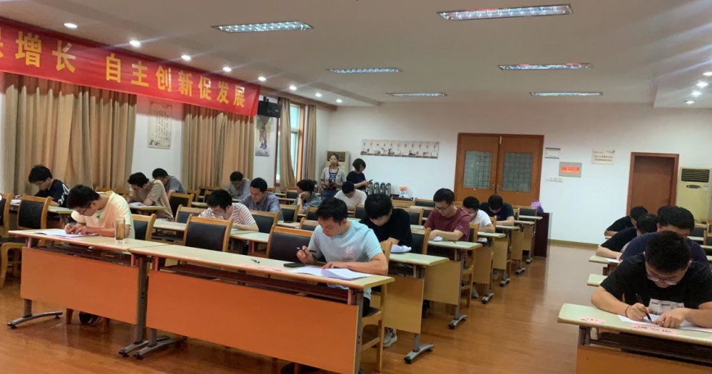 技術(shù)比武練兵忙，設(shè)計(jì)人員本領(lǐng)強(qiáng)